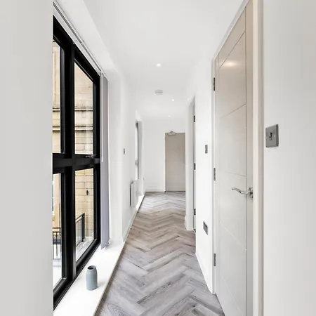 Stunning Large Leeds Apartment - Parking Exterior photo