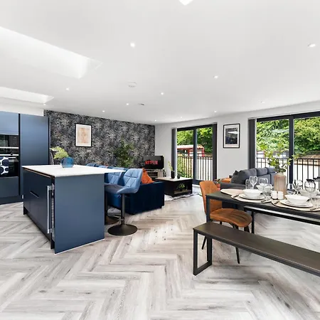 Stunning Large Leeds Apartment - Parking Exterior photo