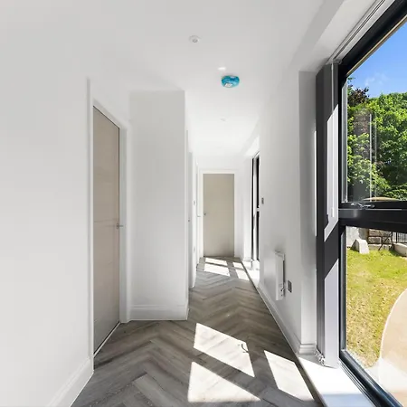 Stunning Large Leeds Apartment - Parking Exterior photo