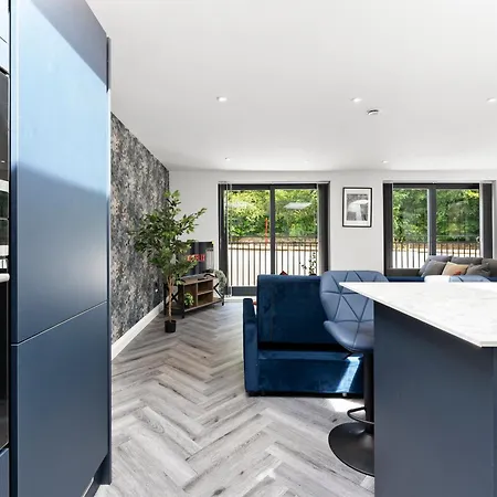 Stunning Large Leeds Apartment - Parking Exterior photo
