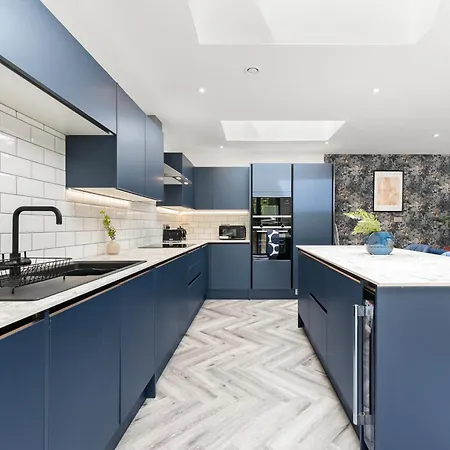 Stunning Large Leeds Apartment - Parking Exterior photo