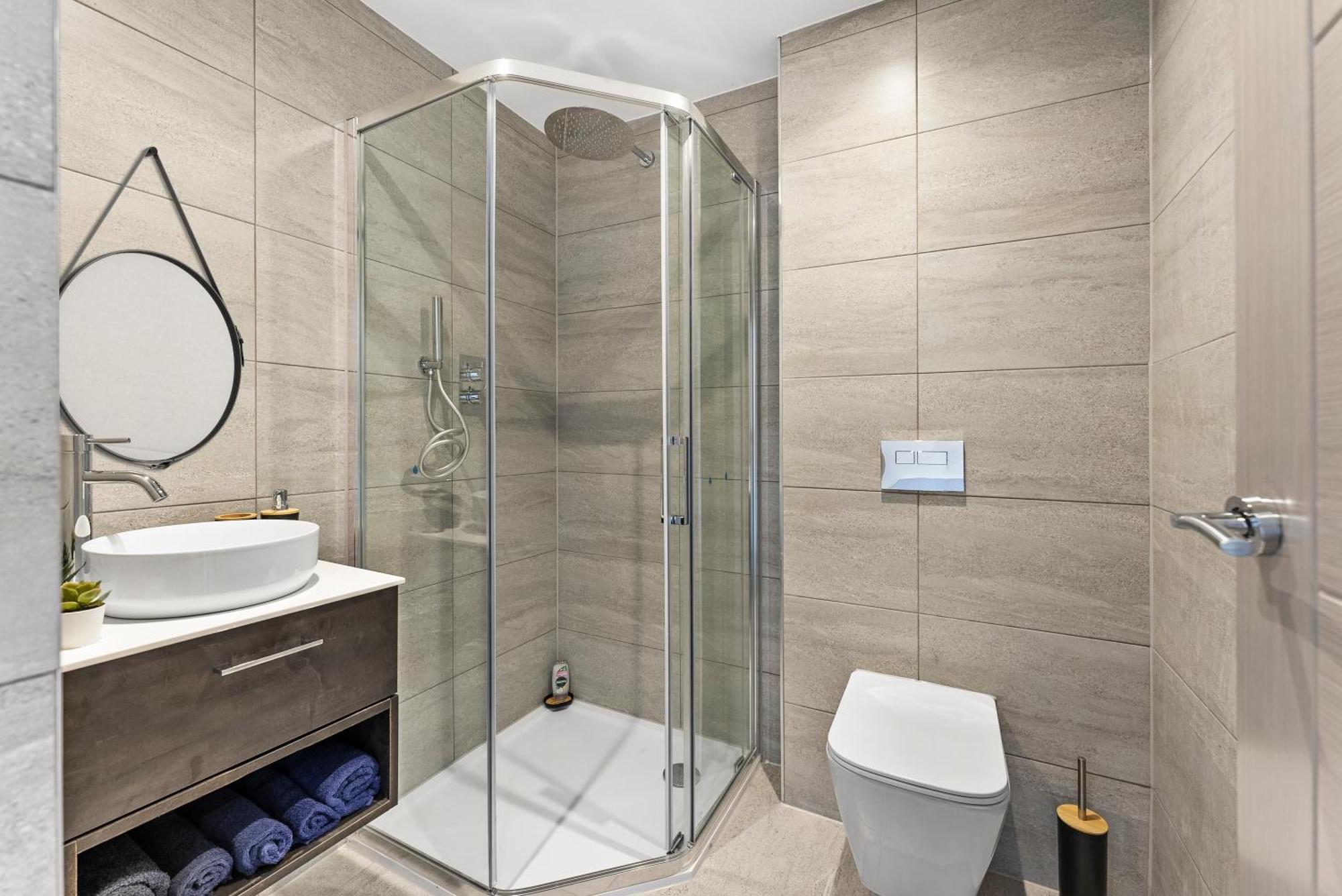 Stunning Large Leeds - Parking Apartment
